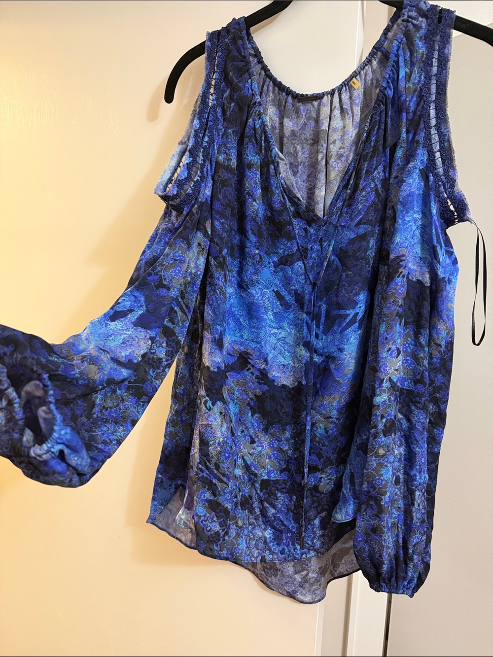 Elie Tahari silk Blue Floral Cold-Shoulder Blouse size S